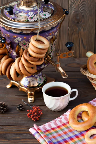Samovar russe antique avec une grande tasse de thé — Photo