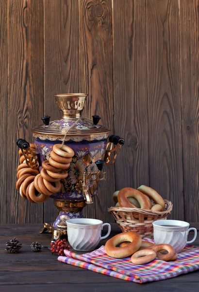 Antico samovar russo con una grande tazza di tè — Foto Stock