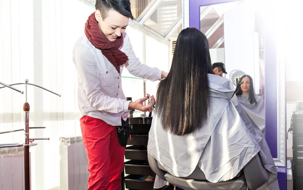 Стилист женщина клиент сушки волос в красоте — стоковое фото