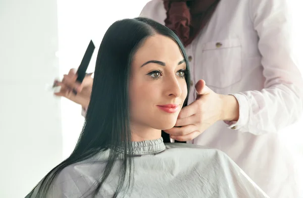 Barbeiro Stylist faz penteado no cabelo longo do equipamento, a indústria da beleza — Fotografia de Stock