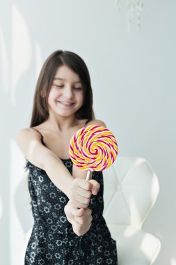 küçük kız şeker yemek