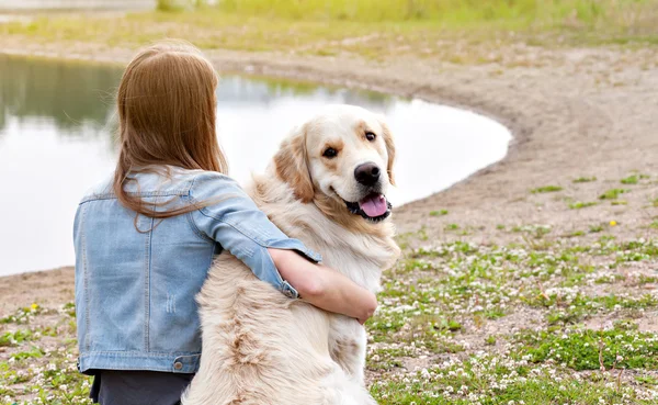 Kız ve bir golden retriever