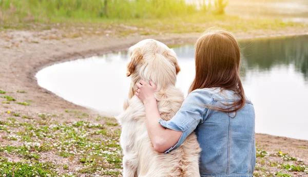 Kız ve bir golden retriever