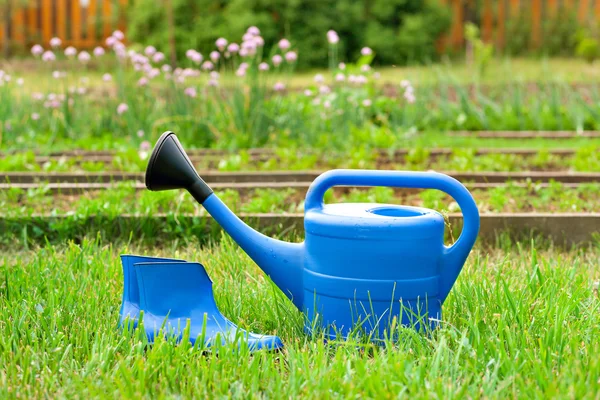Kolorowy ogród narzędzia. konewka i buty gumowe. — Zdjęcie stockowe