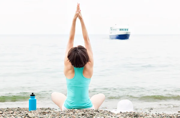 Спокойствие и практикующие йогу море — стоковое фото
