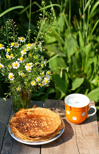 Pfannkuchen mit Milch, ein Sommerfrühstück im Dorf. — Stockfoto