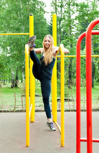 Woman exercising outdoors workout on the bars. — Stock Photo, Image