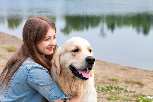 Fiatal nő, Arany-Vizsla a parkban — Stock Fotó