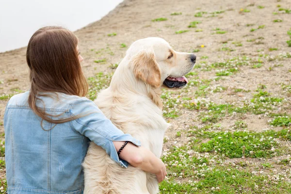 Szép fiatal lány és egy séta a parkban részére Arany-Vizsla. — Stock Fotó