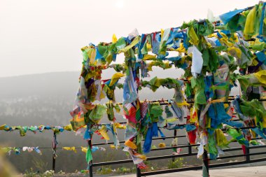 Dua bayrakları ve gün batımında Hadak Buryatia Cumhuriyeti içinde. Datsan Rinpoche Bagsha ulan Ude, Rusya kel Dağı'nda.