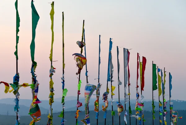 Prayer flags and Hadak at sunset in the Republic of Buryatia. Datsan Rinpoche Bagsha on Bald Mountain in Ulan-Ude, Russia. — Stock Photo, Image
