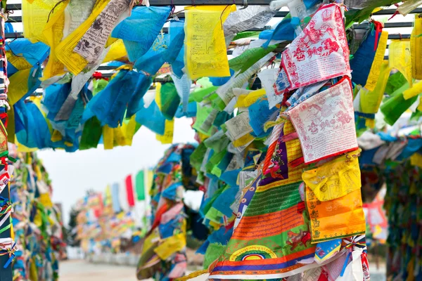 Prayer flags and Hadak at sunset in the Republic of Buryatia. Datsan Rinpoche Bagsha on Bald Mountain in Ulan-Ude, Russia. — Stock Photo, Image