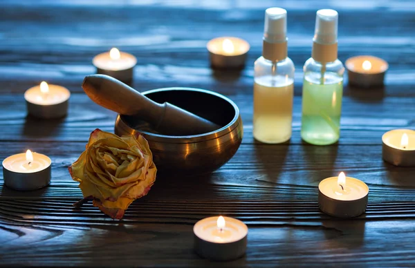 Taça de canto em fundo de madeira escura. Queimar velas e óleo para aromaterapia e massagem .. — Fotografia de Stock