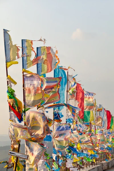 Prayer flags and Hadak at sunset in the Republic of Buryatia. Datsan Rinpoche Bagsha on Bald Mountain in Ulan-Ude, Russia. — Stock Photo, Image