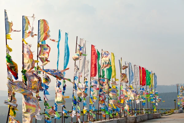 Prayer flags and Hadak at sunset in the Republic of Buryatia. Datsan Rinpoche Bagsha on Bald Mountain in Ulan-Ude, Russia. — Stock Photo, Image