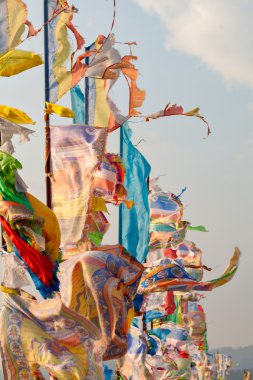 Dua bayrakları ve gün batımında Hadak Buryatia Cumhuriyeti içinde. Datsan Rinpoche Bagsha ulan Ude, Rusya kel Dağı'nda.