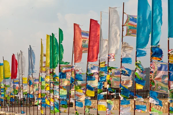 Prayer flags and Hadak at sunset in the Republic of Buryatia. Datsan Rinpoche Bagsha on Bald Mountain in Ulan-Ude, Russia. — Stock Photo, Image