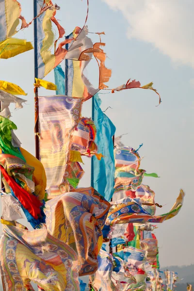 Prayer flags and Hadak at sunset in the Republic of Buryatia. Datsan Rinpoche Bagsha on Bald Mountain in Ulan-Ude, Russia. — Stock Photo, Image