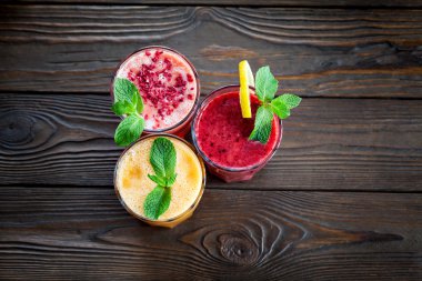 Taze meyve Smoothies. Çeşitli meyve smoothies ahşap bir masa üzerinde. güler yüzlü kavramı