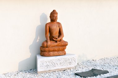 Batan güneşin bir Budist tapınağı bölgedeki taşlarının bahçedeki Buda heykeli. Datsan Rinpoche Bagsha kel dağ Ulan-Ude, Buryatia, Rusya Federasyonu.