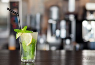 Limonata limon, nane kafe barda arka plan üzerinde. Yaz içeceği.