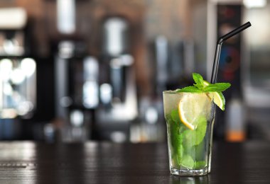 Limonata limon, nane kafe barda arka plan üzerinde. Yaz içeceği.