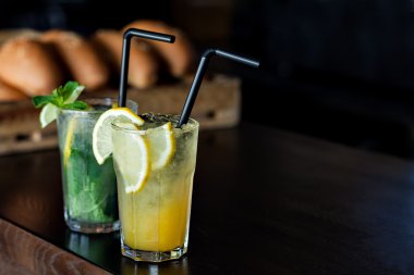 Limonata limon ve nane taze pişmiş rulo kafede arka plan üzerinde. Yaz içeceği.