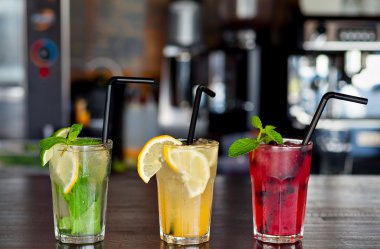 Limon ve kireç kafe barda bir arka plan üzerinde üç farklı ferahlatıcı limonata. Yaz içeceği.