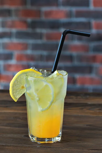 Limonada com limão e xarope em uma mesa de madeira. Bebida de verão . — Fotografia de Stock