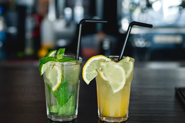 Dois de limonada refrescante com limão e limão em um fundo do bar no café . — Fotografia de Stock