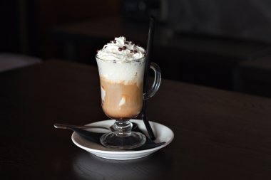 kahve kremalı ve çikolatalı toplar