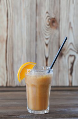 ahşap bir masa üzerinde buz ile kahve bardağı