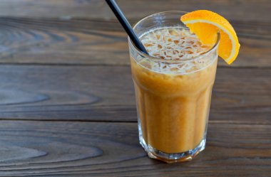 ahşap bir masa üzerinde buz ile kahve bardağı