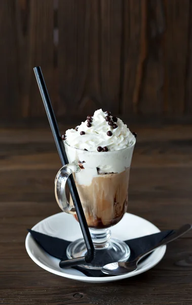 Café avec crème et boules de chocolat — Photo