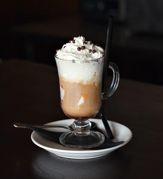Café avec crème et boules de chocolat — Photo