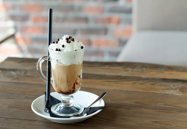 Café avec crème et boules de chocolat — Photo