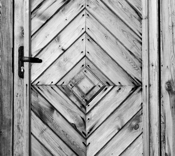 Textura de parede de madeira velha ou fundo com espaço de cópia. Placas velhas de madeira diagonalmente em forma de diamante. Detalhe da porta . — Fotografia de Stock