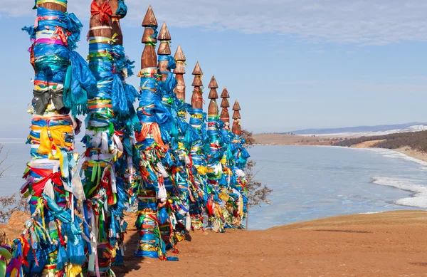 Otostop sonrası serge için geleneksel ahşap direkleri. Olkhon, Buryat Region, Rusya, Sibirya'da dua bayrakları. — Stok fotoğraf