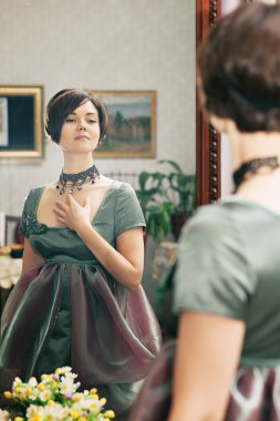 Retro tarzı portre elbiseli güzel genç kadın. Vintage tarzı Vogue giyim