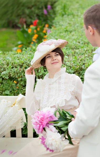 レトロなスタイルのドレスと帽子の肖像画の美しい若い女性。若い紳士と女性ヴィンテージスタイルの流行の服 — ストック写真