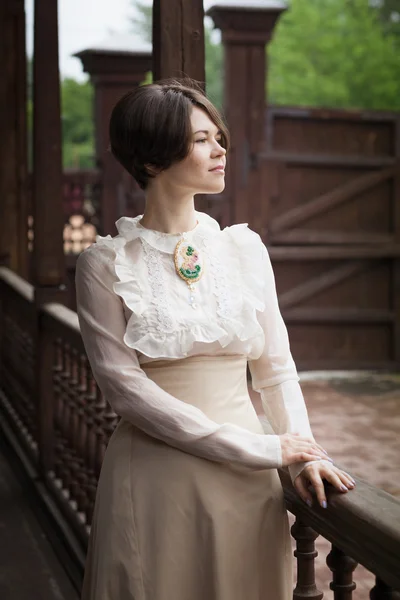 Όμορφη νεαρή γυναίκα σε ένα φόρεμα σε στυλ ρετρό πορτρέτο. Μόδα ρούχα σε στυλ vintage — Φωτογραφία Αρχείου