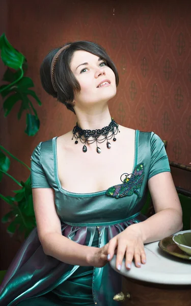 Όμορφη νεαρή γυναίκα σε ένα φόρεμα σε στυλ ρετρό πορτρέτο. Μόδα ρούχα σε στυλ vintage — Φωτογραφία Αρχείου