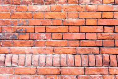 Eski kırmızı tuğla tuğla duvar. Bir tuğla duvar dokusu. Yatay duvar. Doku alan bir kopyasıyla arka plan olarak.