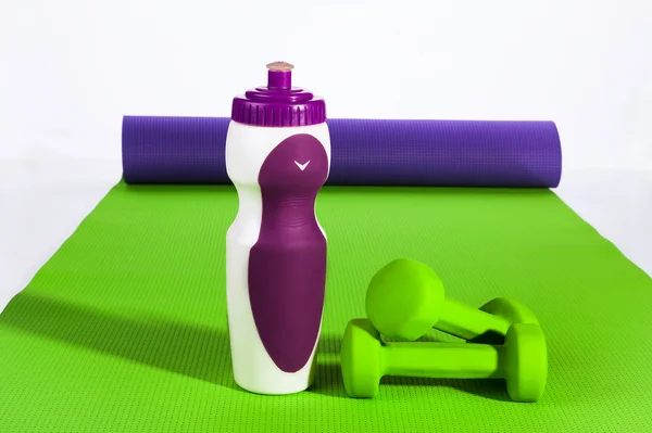 Green violet yoga mat, gantere și băutură — Fotografie, imagine de stoc