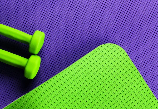 Mov yoga mat și gantere verzi — Fotografie, imagine de stoc