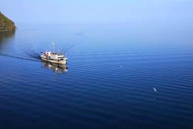 Rusya Baykal Gölü 'ndeki Küçük Deniz Boğazı' nda bir tekne.