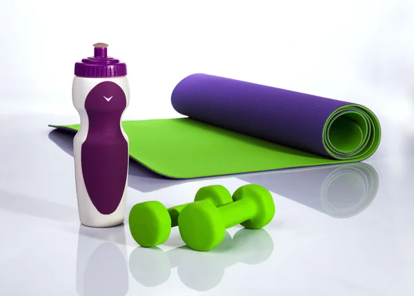 Yoga mat, gantere, sticla — Fotografie, imagine de stoc