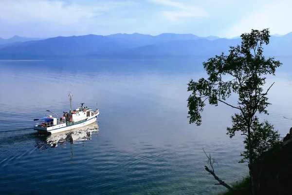 Rusya Baykal Gölü 'ndeki Küçük Deniz Boğazı' nda bir tekne.