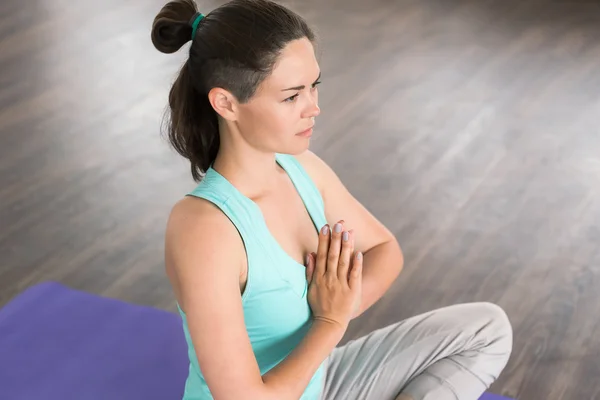 Счастливая и здоровая женщина медитирует руками в жесте — стоковое фото
