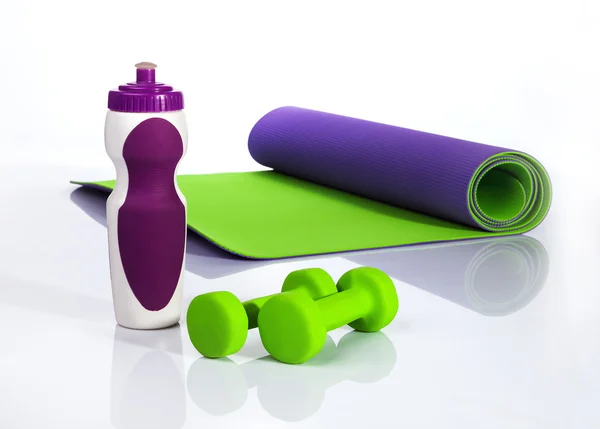 Mov yoga mat, sticla de apa si doua gantere verzi — Fotografie, imagine de stoc